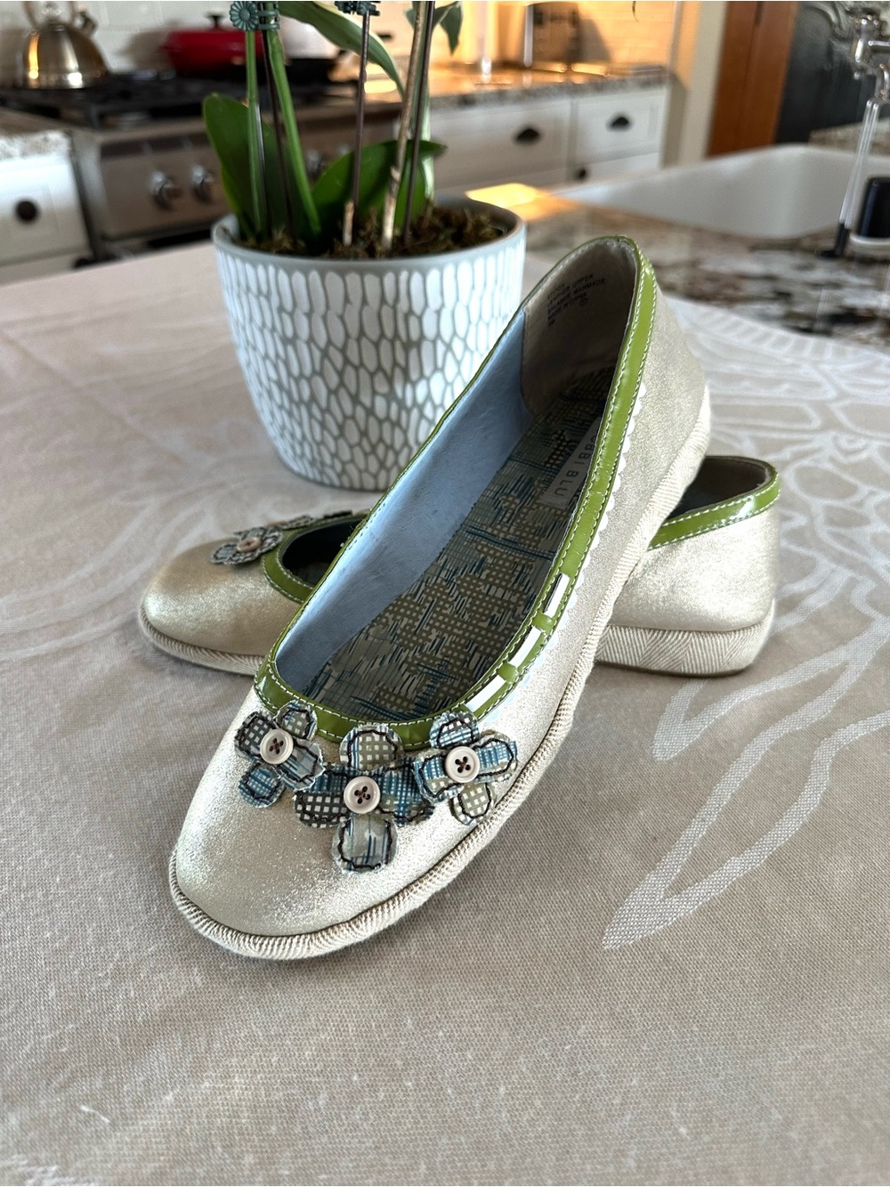 Bobbi Blu Stitch Leather Flats Size 9M Metallic Floral Applique